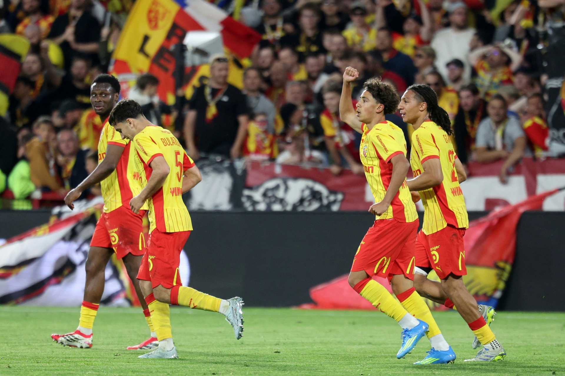 Mezian Soares marca gol relâmpago e leva Lens à Champions