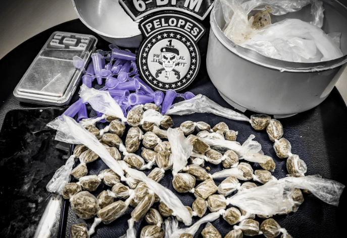 PM recupera veículo roubado e apreende armas e drogas na capital e no interior