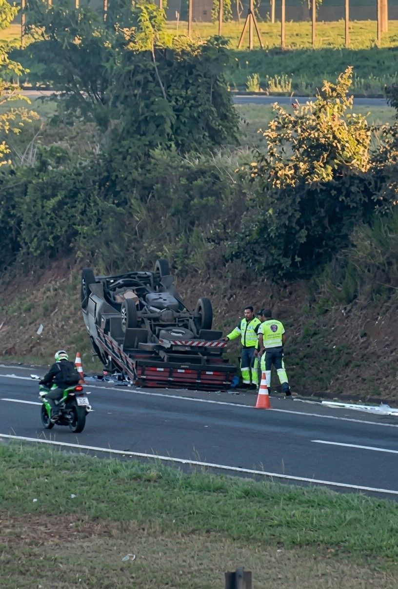 Caminhão tomba e interdita acostamento na Rodovia Luiz de Queiroz