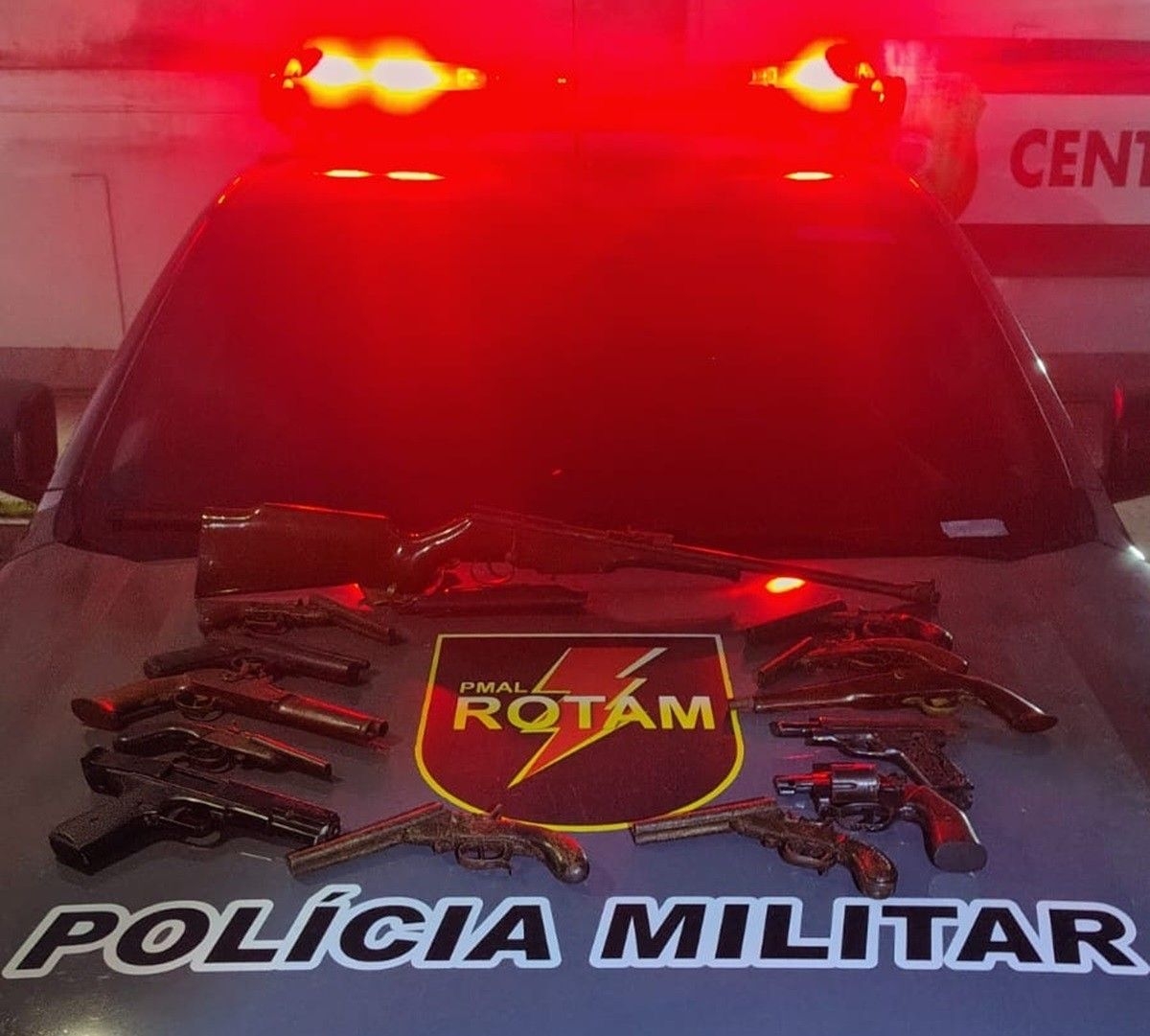 Polícia apreende 13 armas em apartamento no Farol