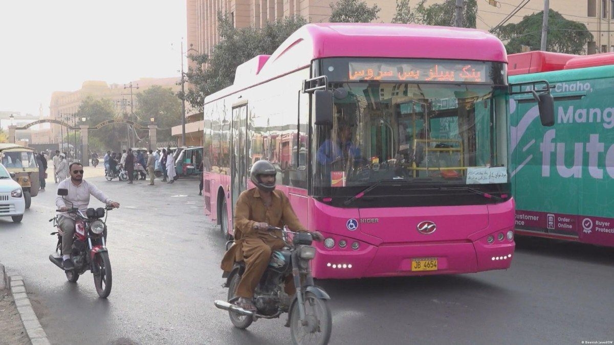 Transporte público gratuito no Paquistão por 30 dias