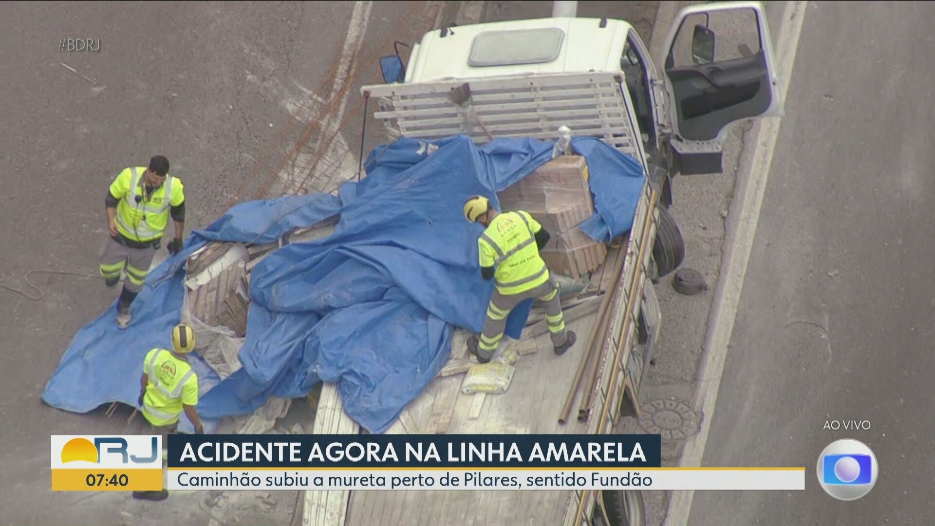 Caminhão perde controle e causa transtornos na Linha Amarela
