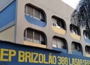 Explosão de bomba caseira fere oito estudantes em escola