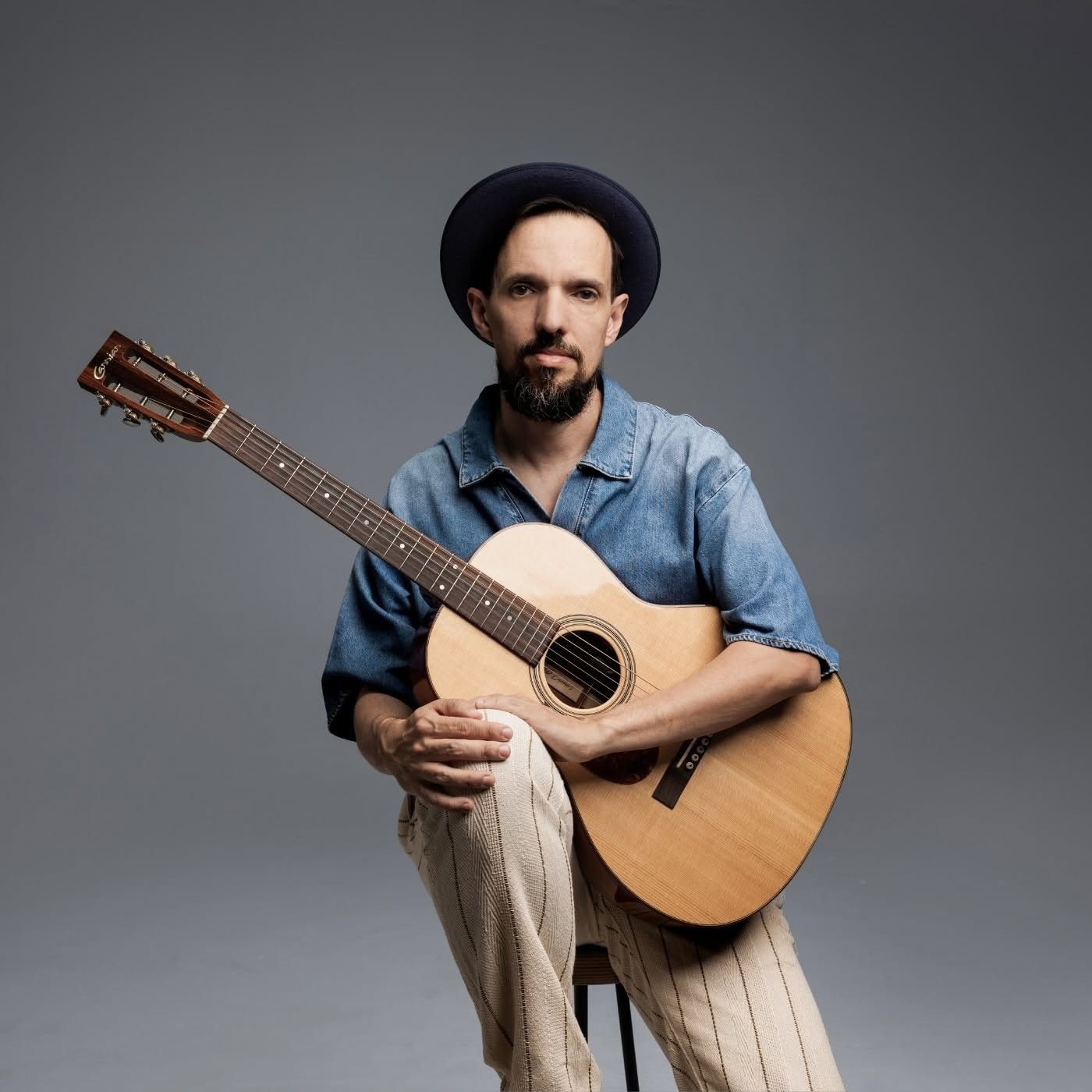 Gustavo Spínola encerra álbum com Ivan Lins e novidades