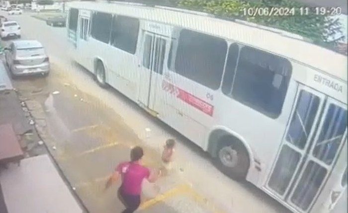 Criança quase é atropelada por ônibus em conjunto habitacional de Penedo