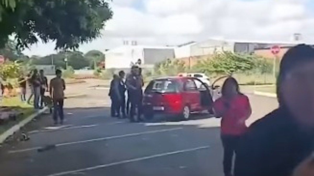 Mulher atropela candidatos durante prova prática para CNH