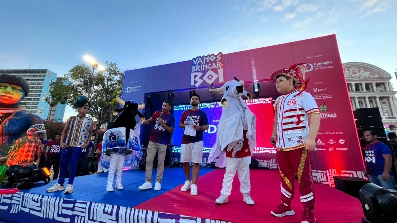 Bois-bumbás transformam Largo São Sebastião em palco cultural