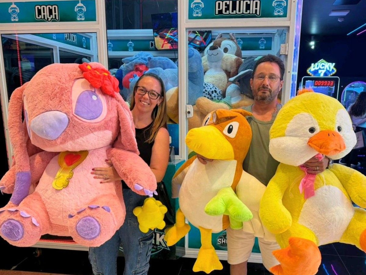 Casal de SP viraliza com caçada de pelúcias em máquinas
