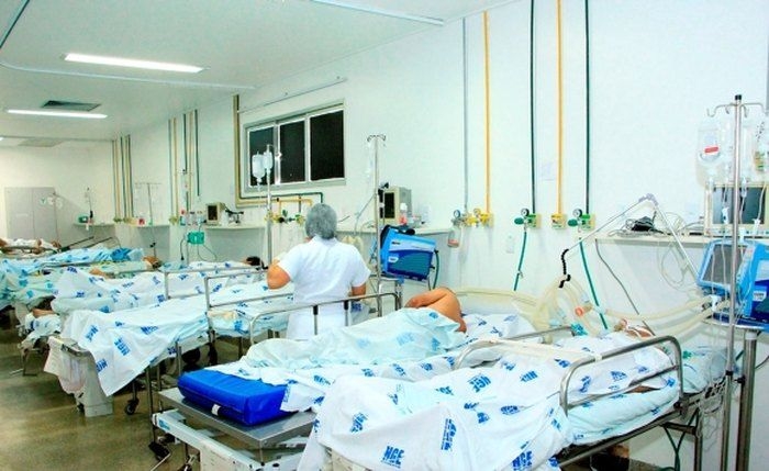 Pistola dispara e fere casal de adolescentes dentro de residência em Maceió