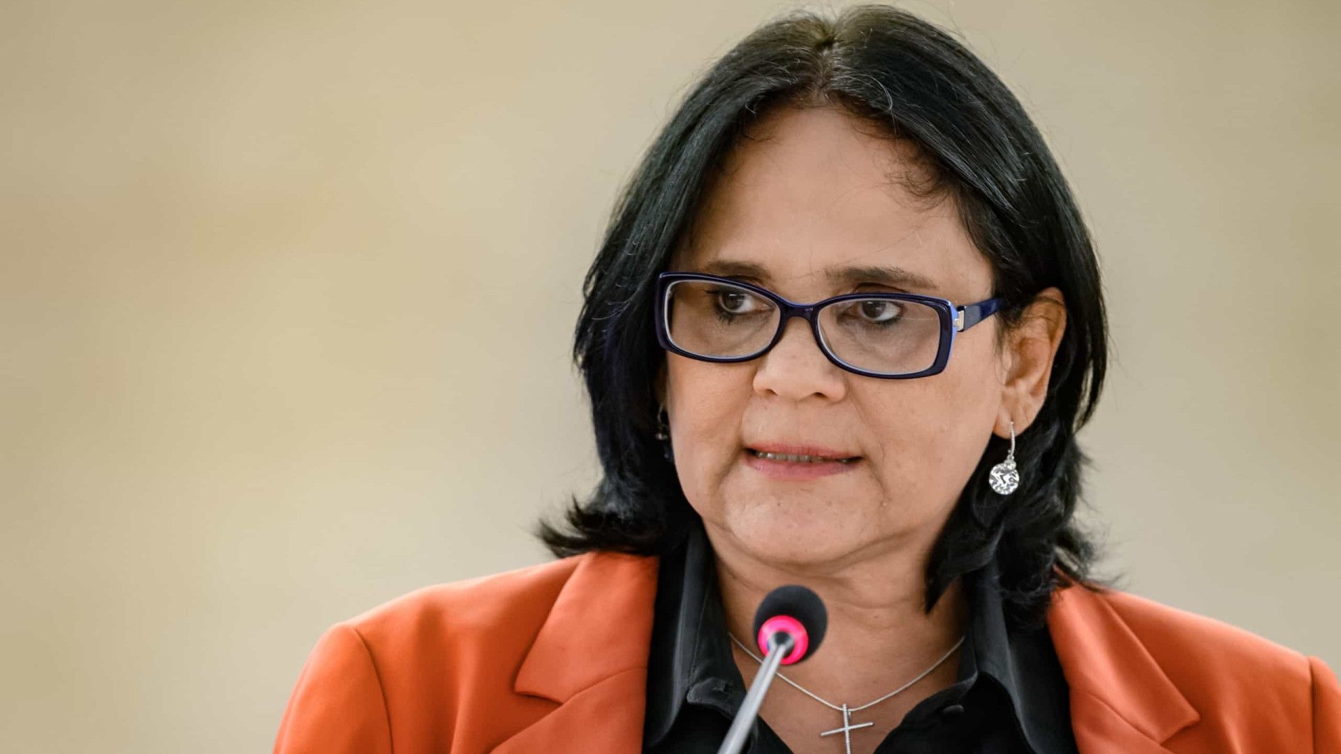 Damares Alves tem paralisia facial, é internada em Brasília e aguarda resultados de exames