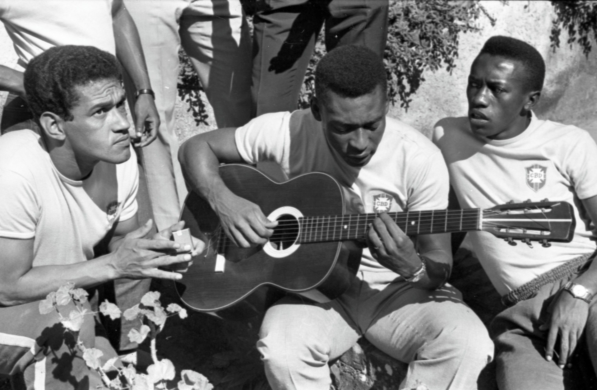Leilão de violão usado por Pelé em 1966