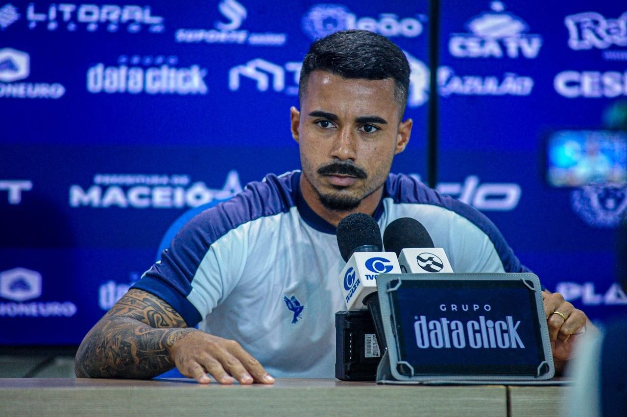 Bigode fala sobre salários atrasados na coletiva do CSA