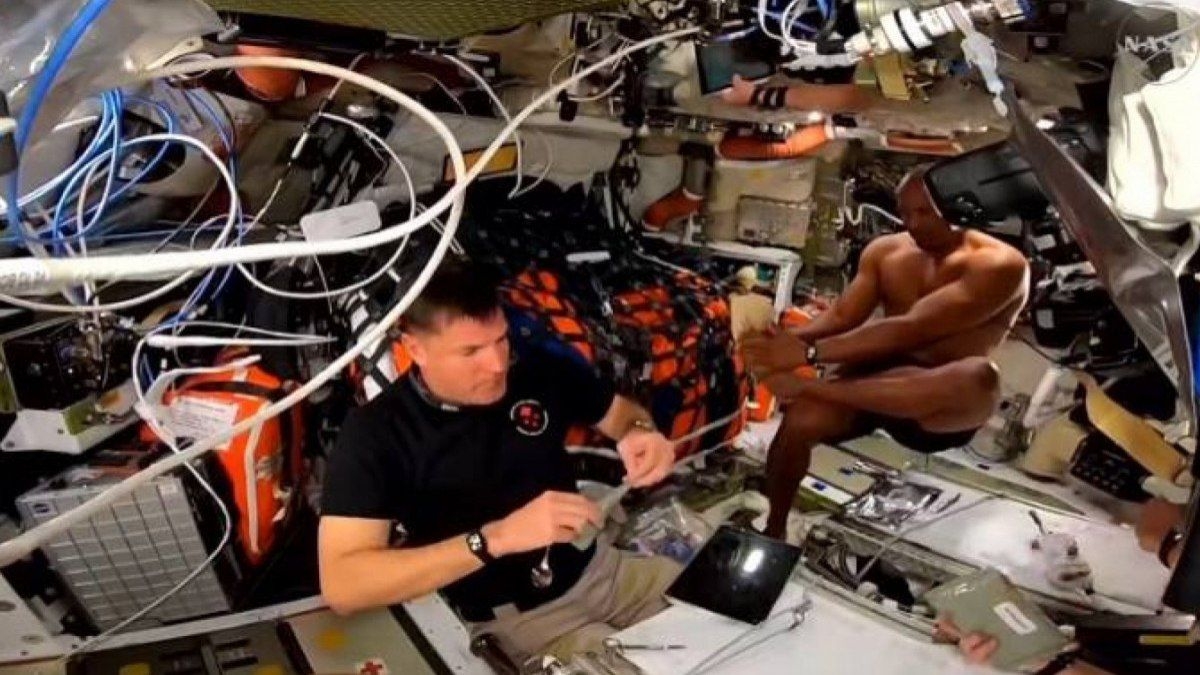 NASA transmite banho espacial do astronauta Victor Glover