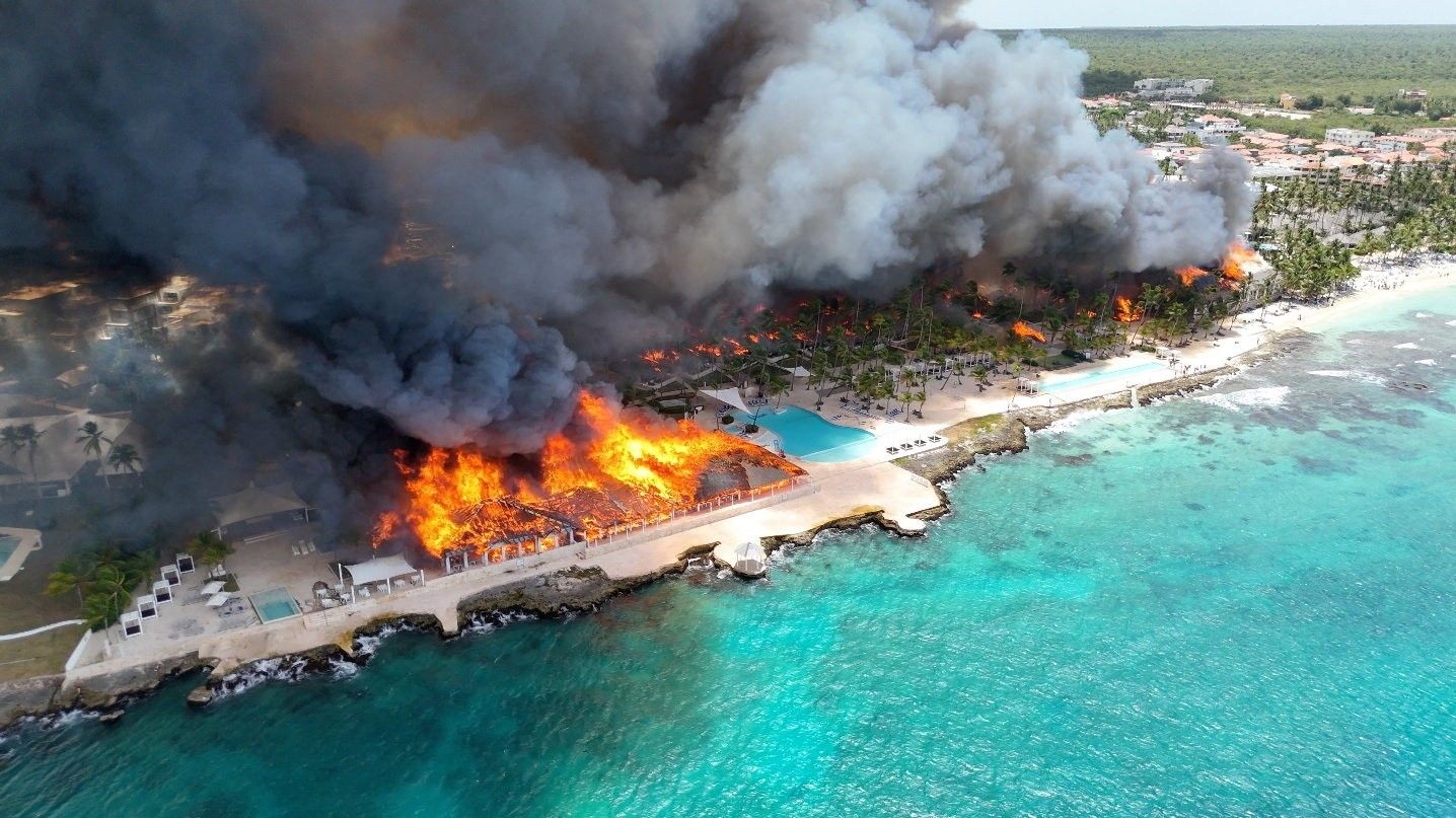 Incêndio em resort do Caribe mata turista e evacua 1.700