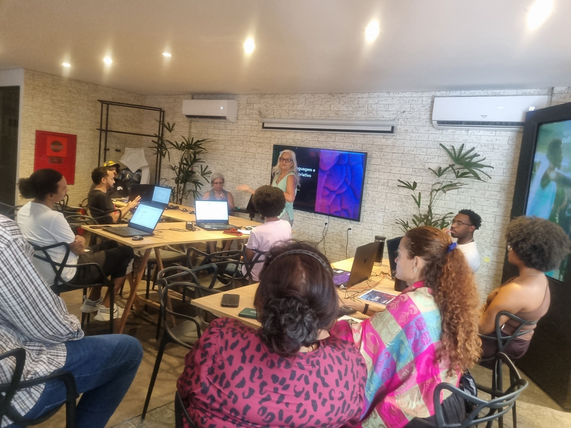 Ebat oferece formação gratuita em arte e tecnologia no Rio