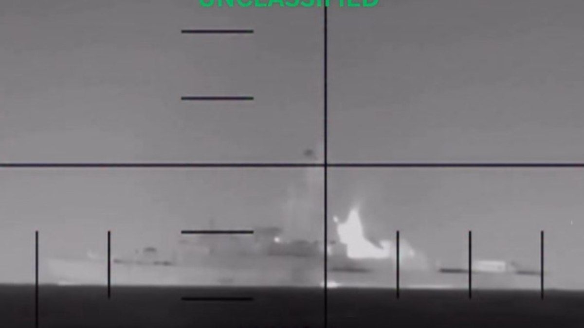 Submarino dos EUA afunda navio de guerra do Irã e mata 80