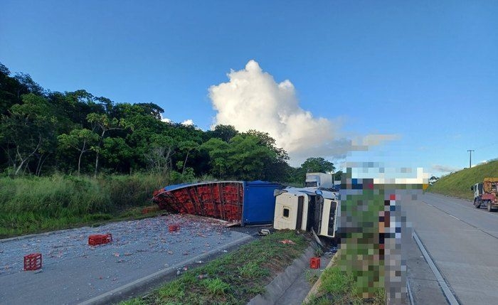 Bitrem carregado com tapetes pega fogo na BR-101 em Flexeiras