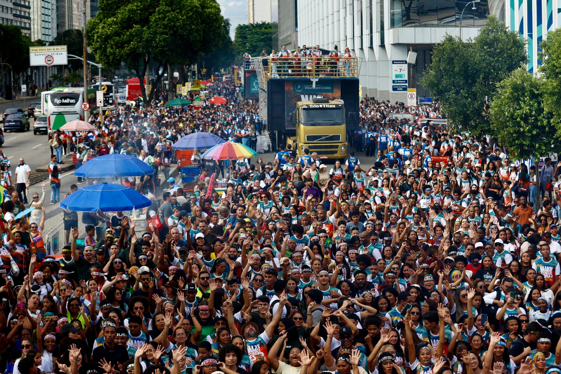 Marcha para Jesus reúne milhares e clama por oração