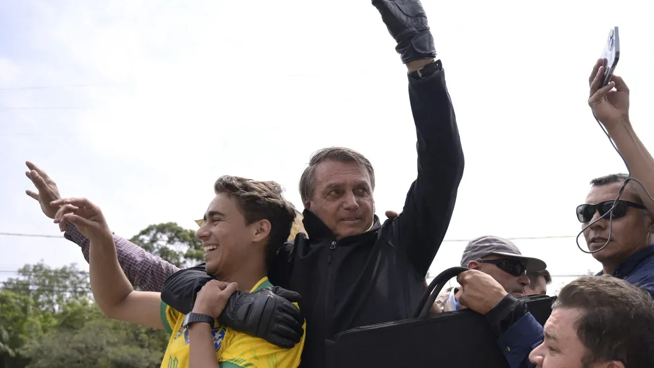 Flávio Bolsonaro critica postura de Eduardo em relação a Nikolas