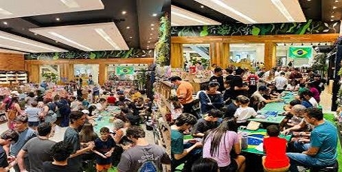Mães comprando e ajudando os filhos no mundo das figurinhas